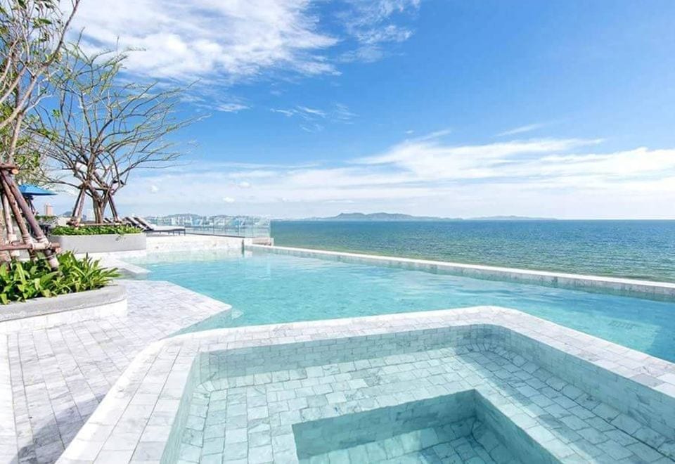 สระว่ายน้ำอินฟินิตี้ลอยฟ้าบนดาดฟ้าของ U Jomtien Pattaya มองเห็นวิวทะเลจอมเทียน
