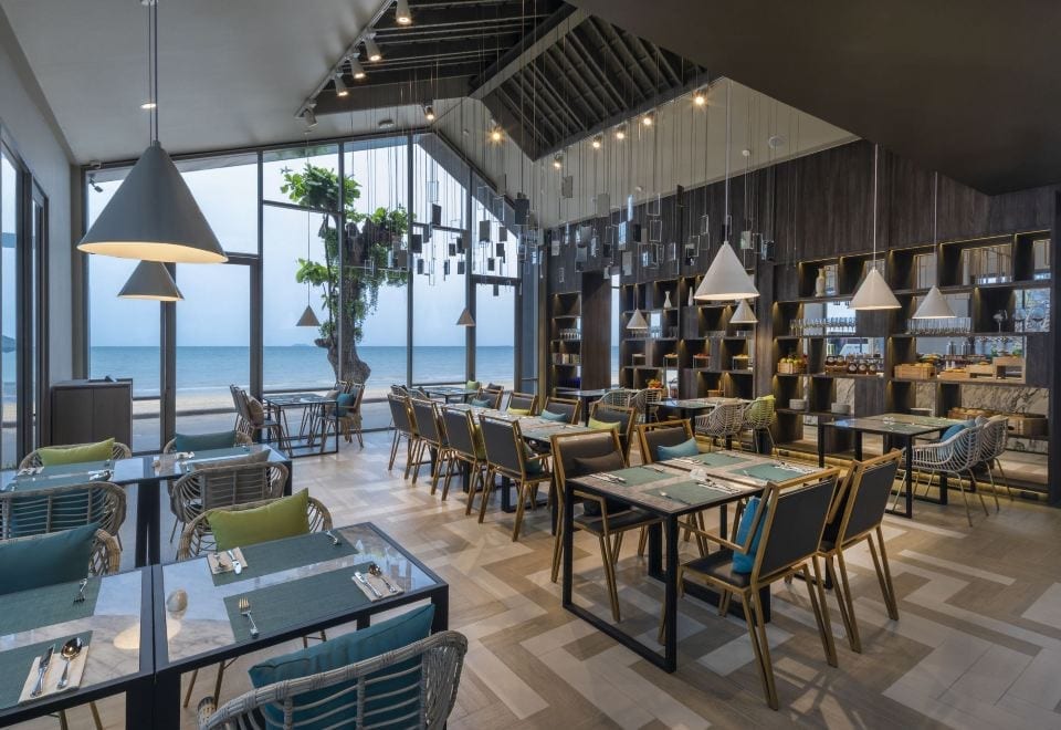 ห้องอาหารริมทะเลของ U Jomtien Pattaya บรรยากาศโปร่งเปิดรับวิวหาดจอมเทียน