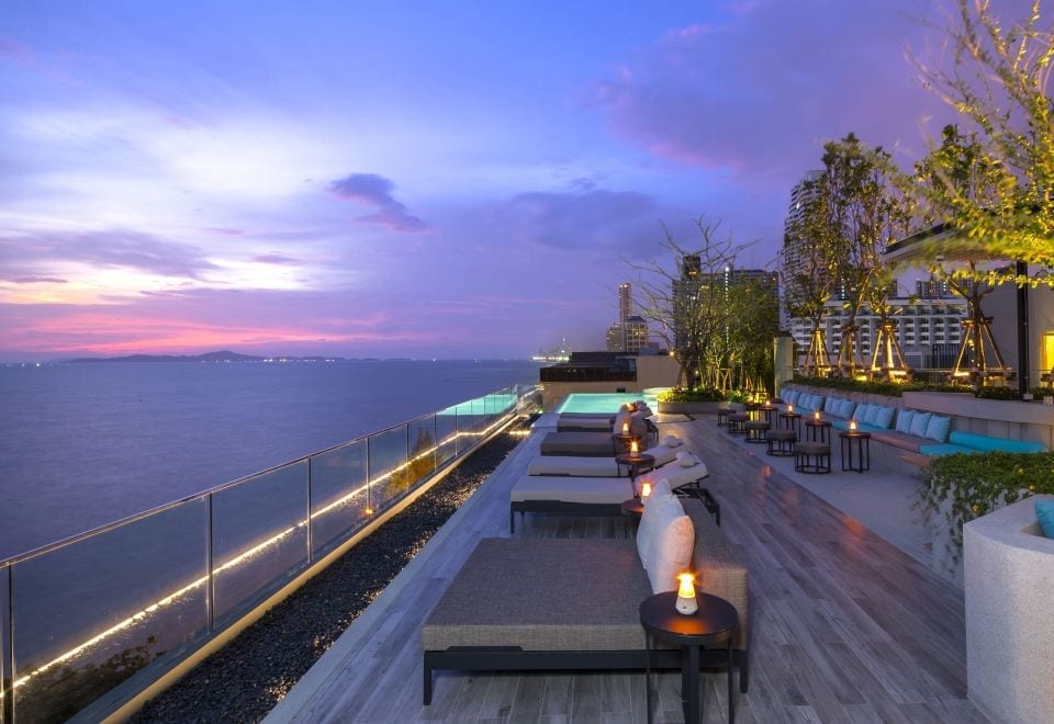 บาร์และมุมนั่งเล่นของ U Jomtien Pattaya ตกแต่งสไตล์บูทีคโทนอบอุ่นริมหาด