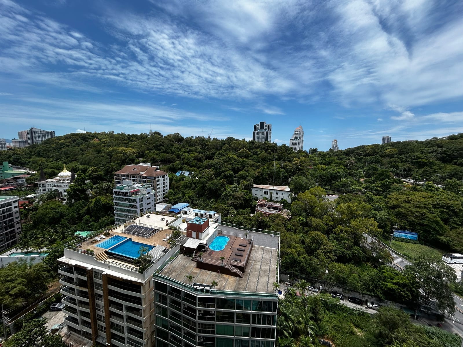 อาคารและส่วนกลางสระว่ายน้ำของโครงการ Unixx South Pattaya เชิงเขาพระตำหนัก ฝั่งพัทยาใต้