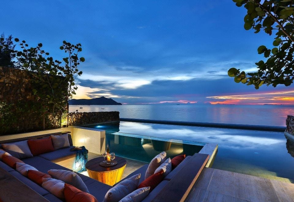 สระว่ายน้ำอินฟินิตี้ของ U Pattaya มองออกไปเห็นอ่าวบางเสร่และทะเล