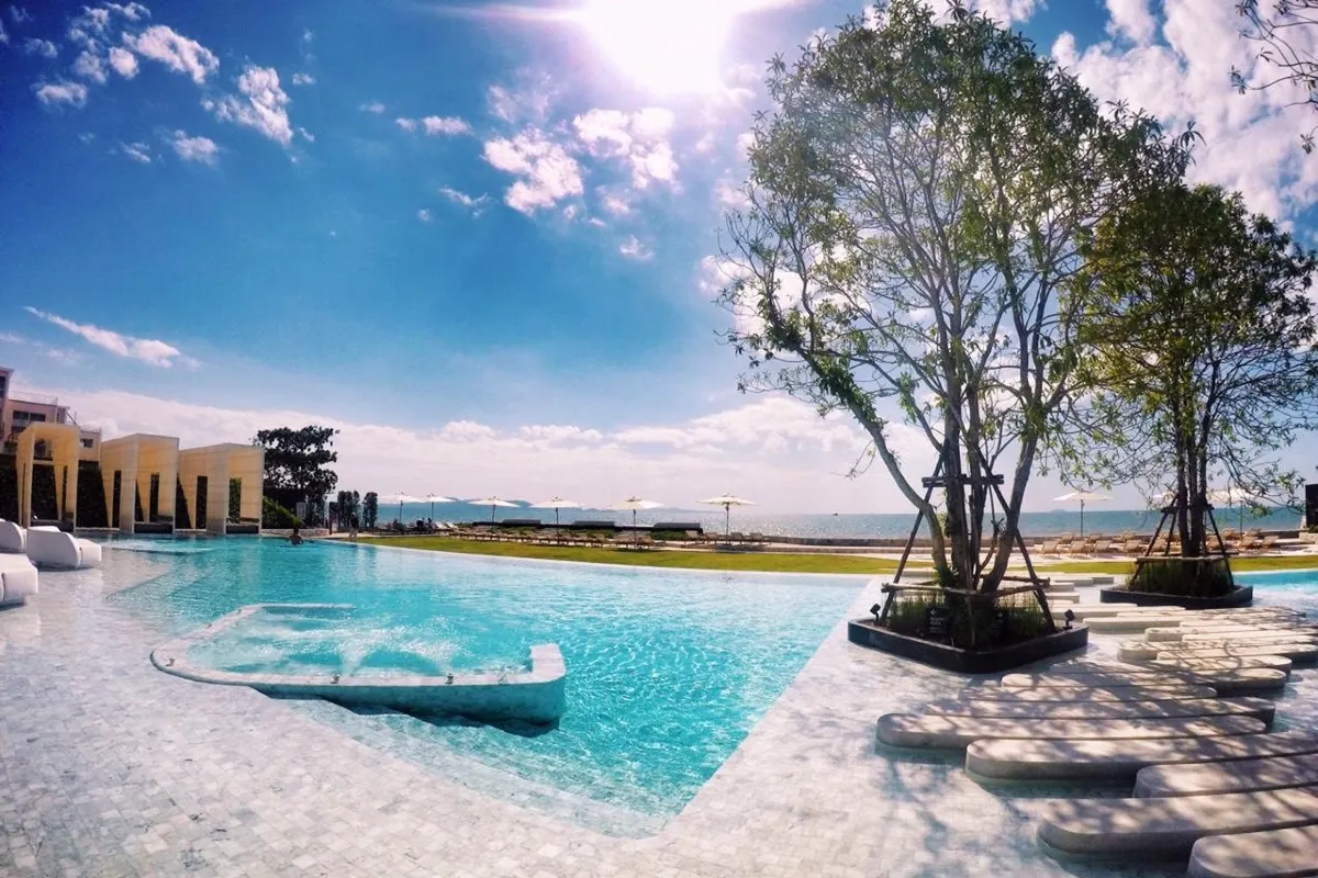 สระว่ายน้ำอินฟินิตี้ของ Veranda Resort Pattaya ไหลลดหลั่นลงไปจรดหาดนาจอมเทียน