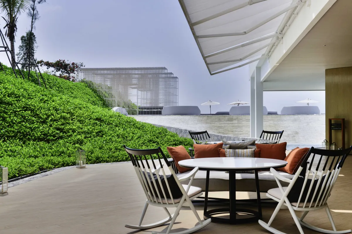 ห้องอาหารริมทะเลของ Veranda Resort Pattaya บรรยากาศโปร่งเปิดรับลมทะเล