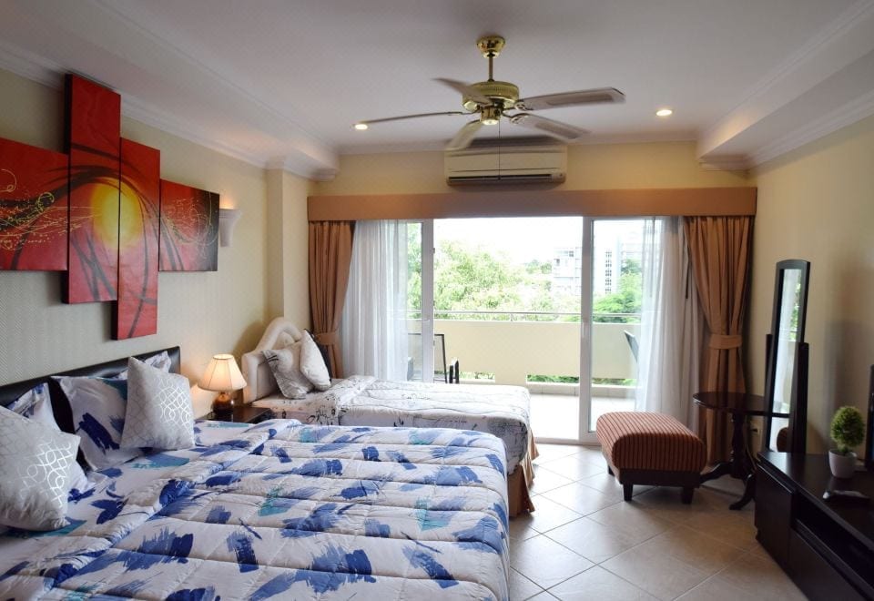 อาคารคอนโดโลว์ไรส์และสระว่ายน้ำกลางแจ้งของ View Talay Residence 6 ย่านหาดวงศ์อมาตย์ พัทยาเหนือ