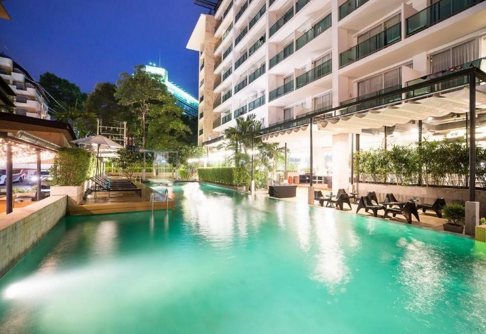 สระน้ำเกลือกลางแจ้งยาว 30 เมตรของ Hotel Vista Pattaya