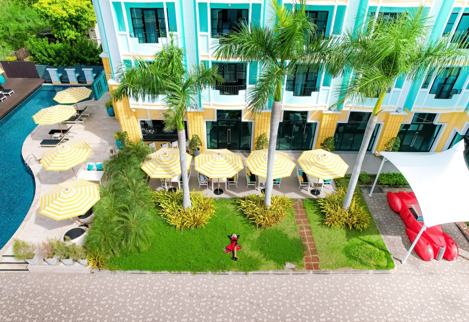 ห้องพักสไตล์ Art Deco ของ Wave Hotel Pattaya โทนสีอุ่น มีระเบียงวิวทะเล
