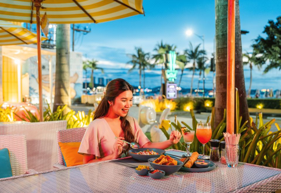 Cadillac Café & Bar ชั้นล่างของ Wave Hotel ตกแต่งสไตล์ไมอามียุค 1940