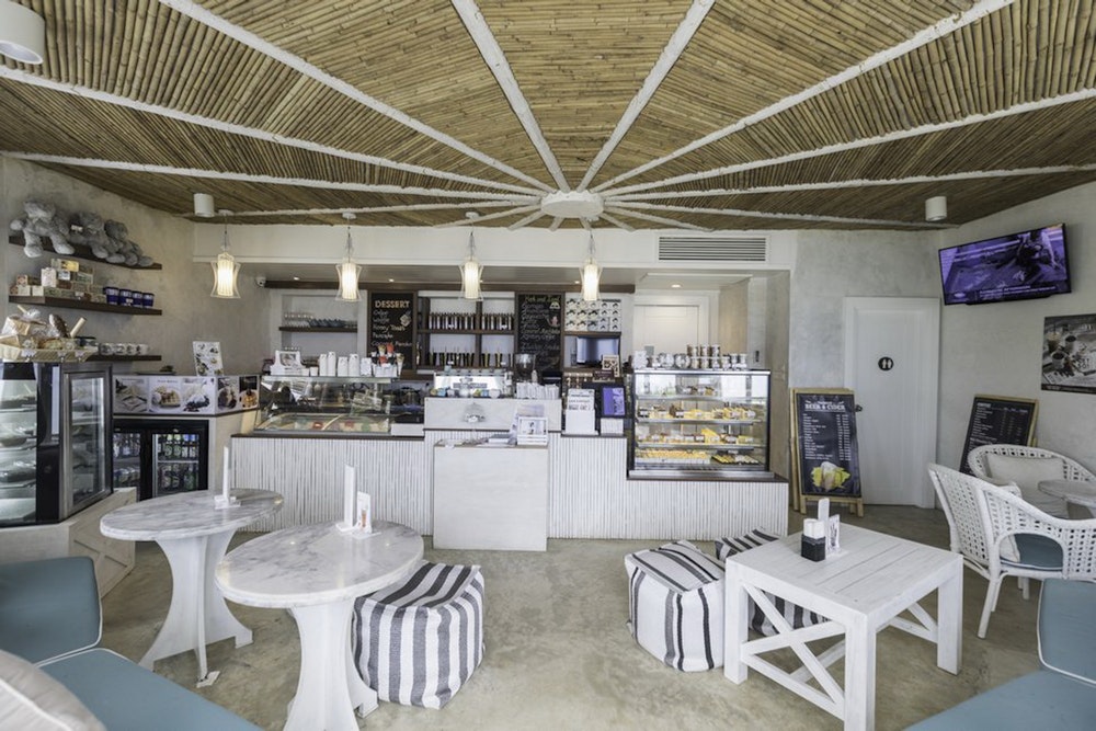 Cafe Kantary ศาลาสีขาวริมถนนของ Cape Kudu Hotel เกาะยาวน้อย