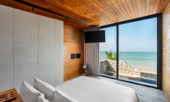 ภายในวิลล่าของ Casa de la Flora สไตล์ minimal กระจกบานใหญ่มองเห็นทะเล