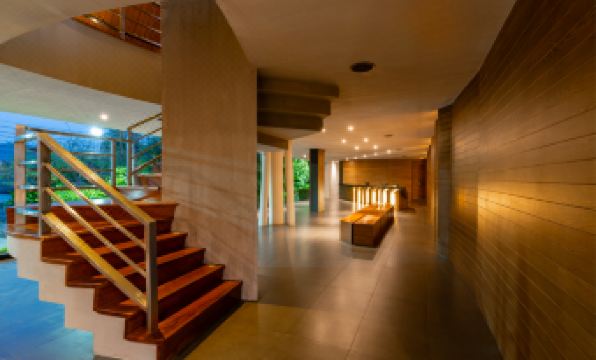สระว่ายน้ำหลักและร้านอาหารริมทะเลของ Casa de la Flora ยามเย็น
