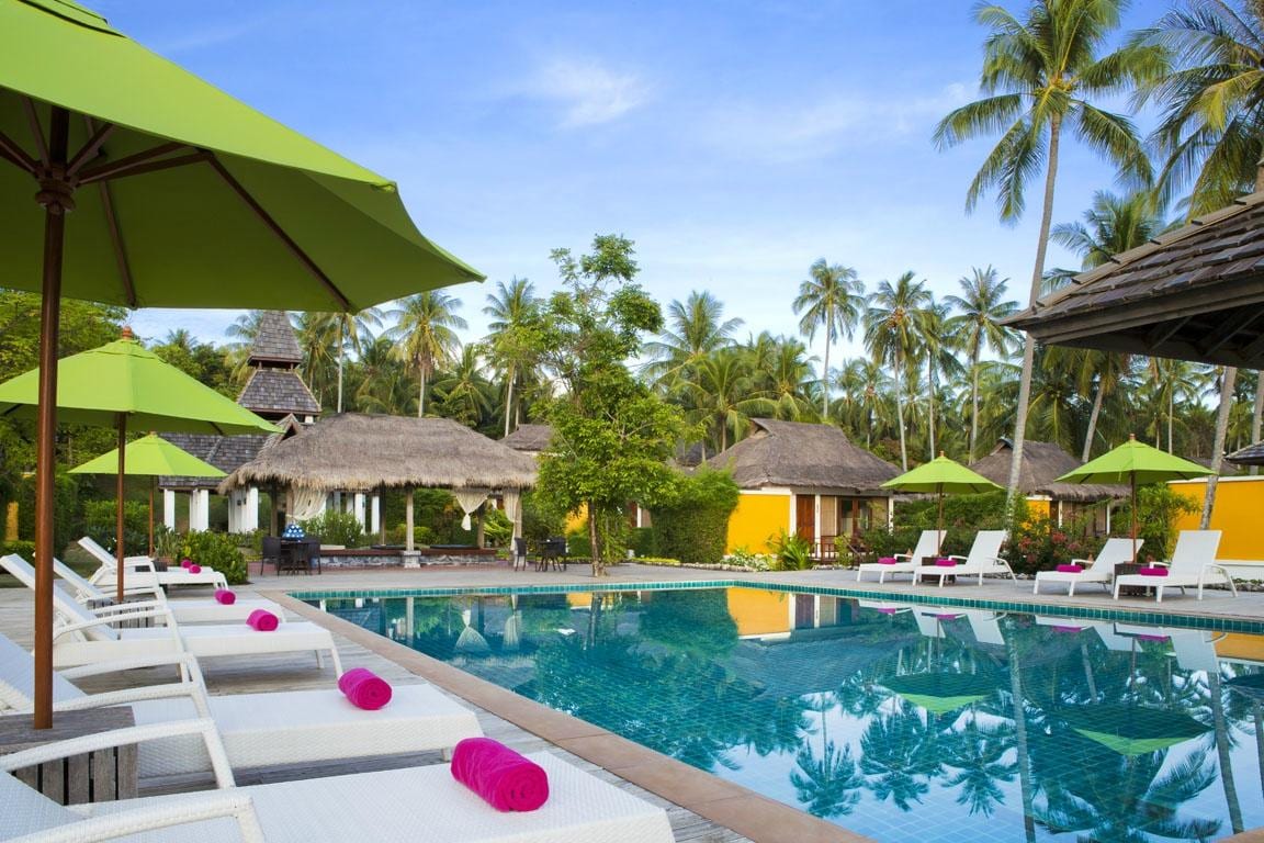 วิลล่าทรอปิคอลของ Elixir Resort Koh Yao Yai ในสวนเขียวริมหาด