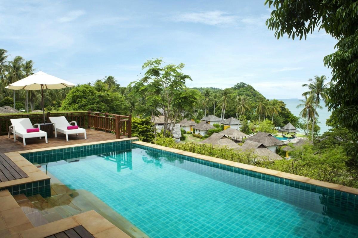 สระว่ายน้ำกลางแจ้งของ Elixir Koh Yao Yai มองออกไปเห็นทะเลอันดามัน