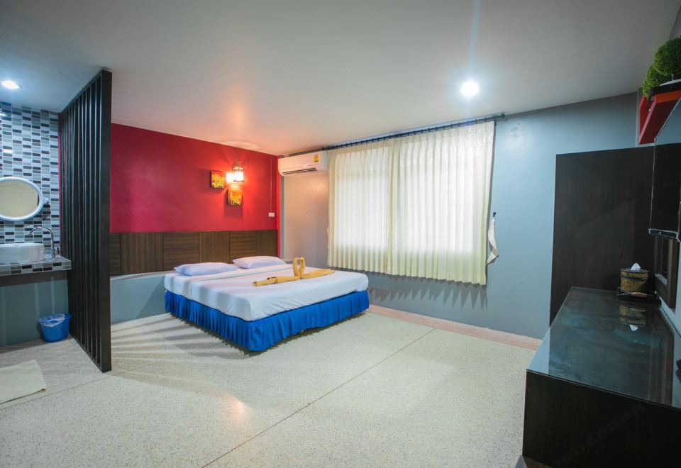 ห้องพักของ Phang Nga Guesthouse ขนาดกะทัดรัด เตียงสะอาด พื้นกระเบื้อง