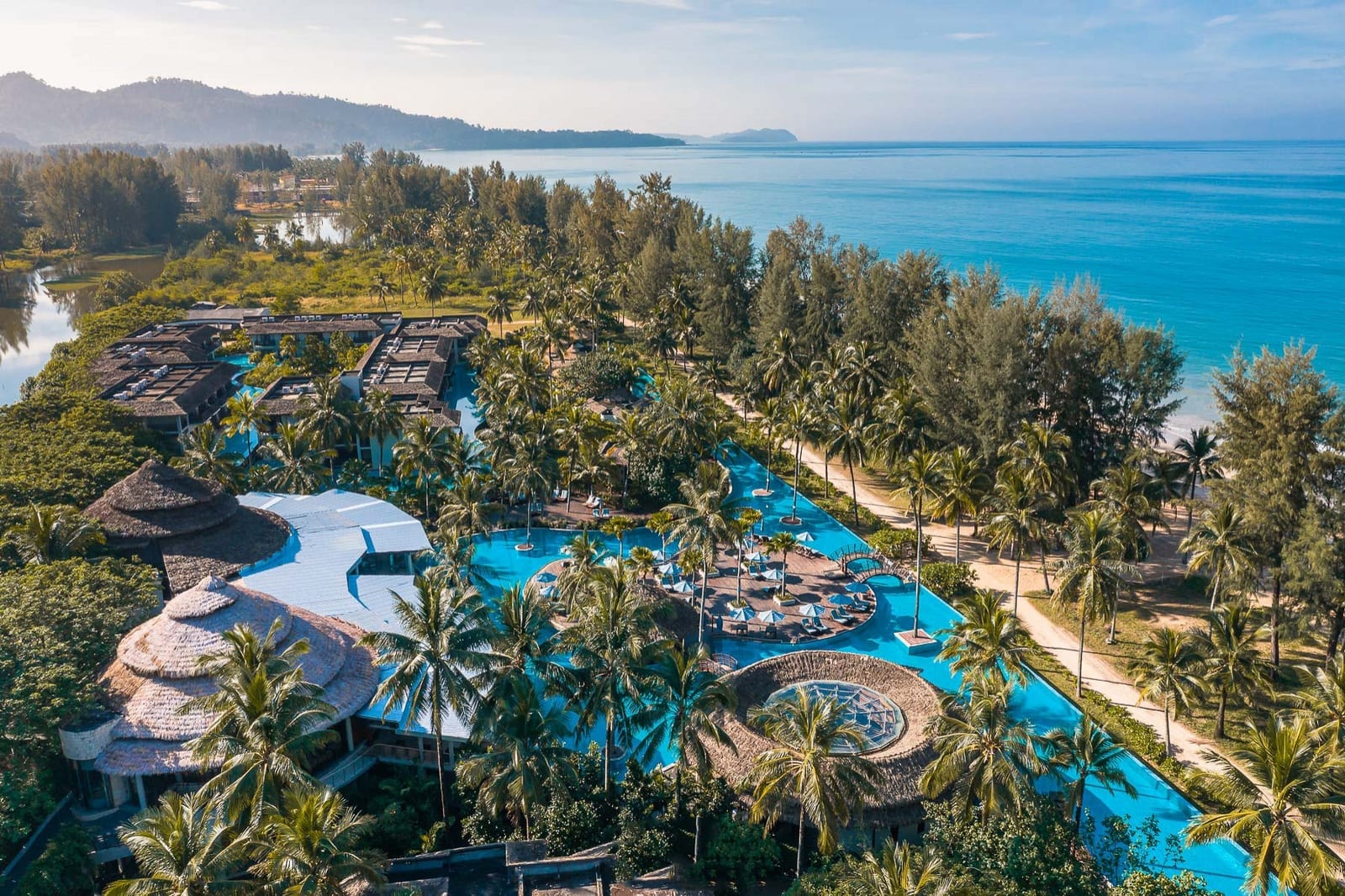 สระว่ายน้ำน้ำเค็มลากูนขนาดใหญ่ของ The Haven Khao Lak Resort ทอดยาวจากตัวอาคารไปสู่ชายหาด