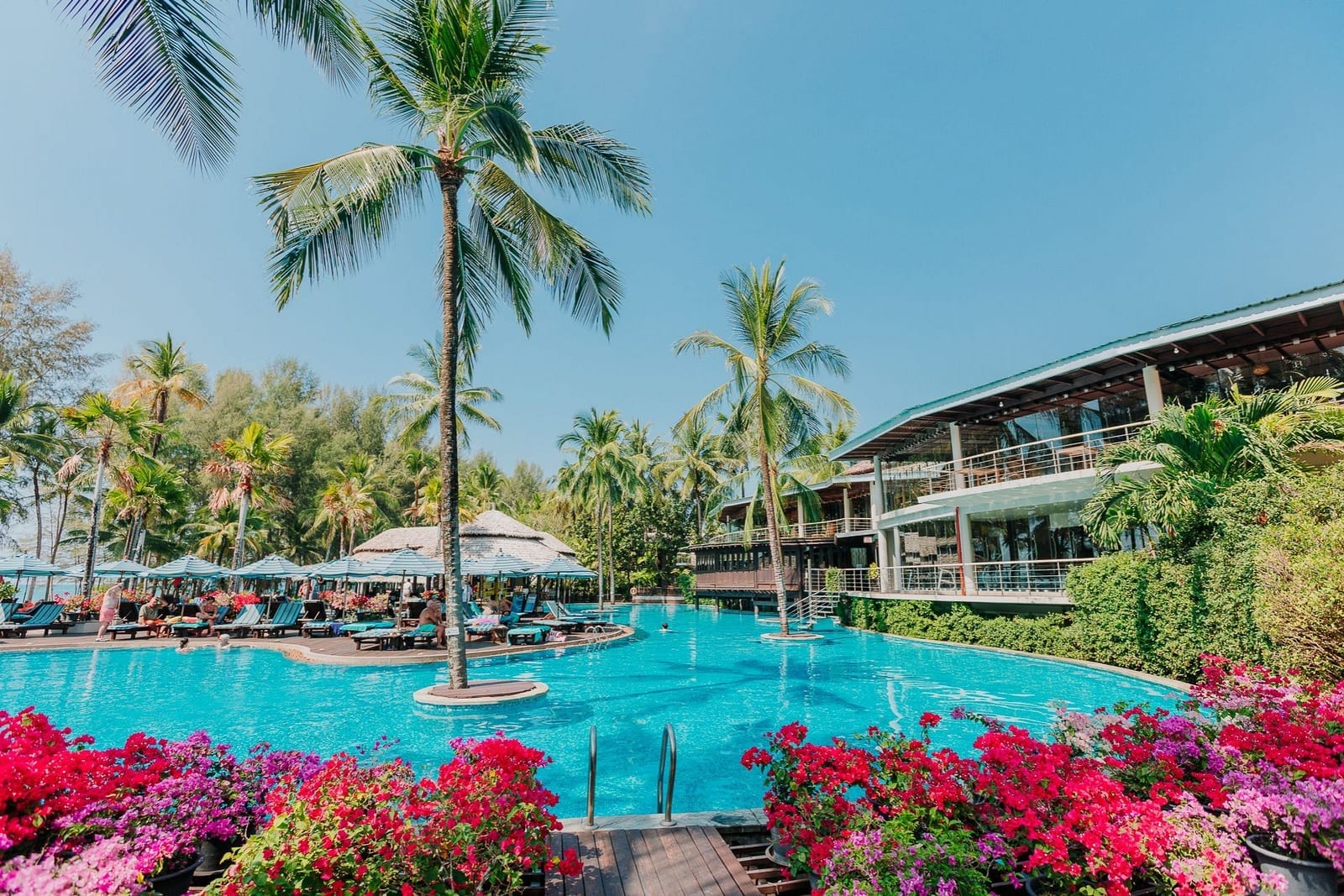 ห้องพักของ The Haven Khao Lak Resort กว้างขวางพร้อมระเบียงและงานตกแต่งโทนอบอุ่น