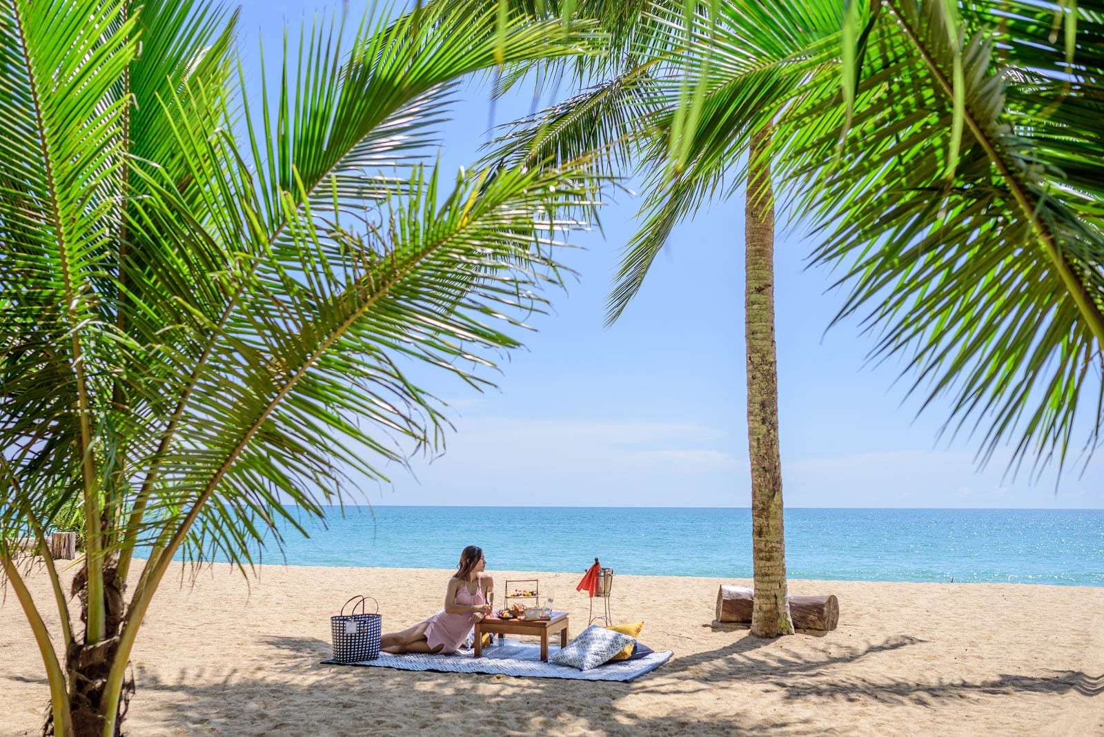 ชายหาดเขาขากหน้า The Haven Khao Lak Resort ยามพระอาทิตย์ตกเหนือทะเลอันดามัน