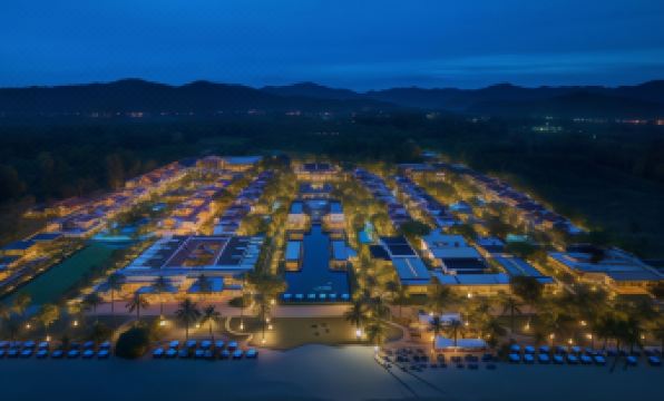 ลากูนพูลของ JW Marriott Khao Lak คดเคี้ยวผ่านดงมะพร้าวไปสู่ทะเล