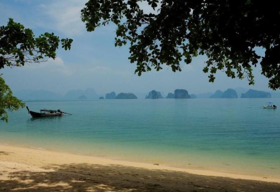 สระว่ายน้ำของ Koyao Island Resort มองออกไปเห็นอ่าวพังงาและเขาหินปูน