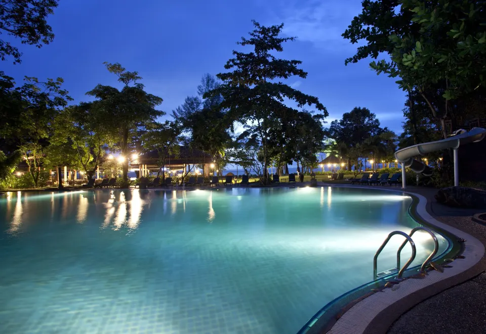 สระว่ายน้ำกลางแจ้งของ Khaolak Merlin Resort ท่ามกลางสวนเขตร้อน