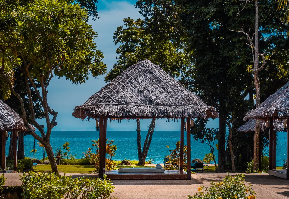 ห้องพักของ Khaolak Merlin Resort เฟอร์นิเจอร์ไม้ มองออกไปเห็นสวน