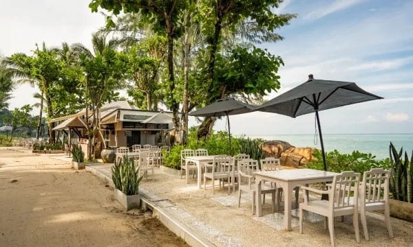ห้องอาหารริมทะเลของ Moracea by Khao Lak Resort มองออกไปเห็นหาดส่วนตัว