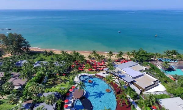 สระว่ายน้ำกลางแจ้งวิวทะเลของ Ramada Khao Lak Resort พร้อมเตียงอาบแดดริมสระ