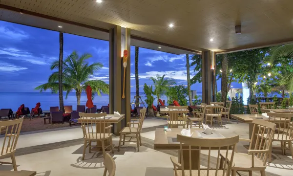 ห้องอาหารริมหาดของ Ramada Khao Lak Resort เสิร์ฟอาหารไทยและนานาชาติมองออกไปเห็นหาดบางเนียง