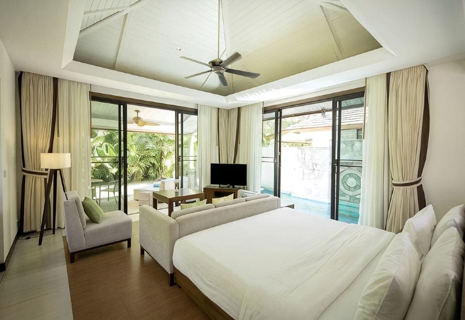 ห้องพักของ ROBINSON Club Khao Lak ตกแต่งโทนอบอุ่นพร้อมระเบียงมองเห็นวิวสวนและสระ