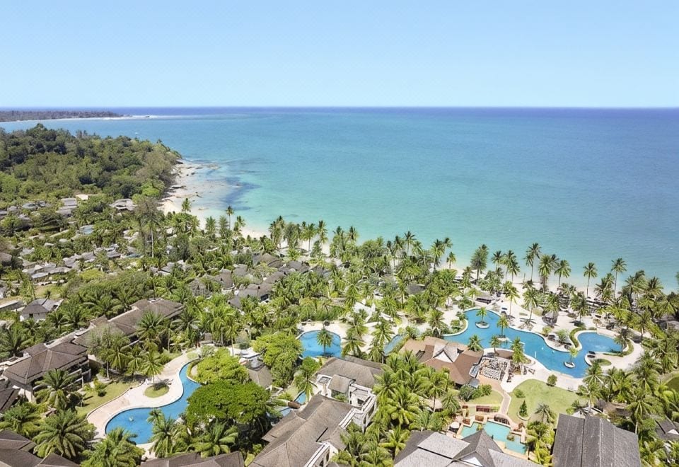 สระว่ายน้ำกลางแจ้งของ ROBINSON Club Khao Lak ท่ามกลางต้นไม้เขตร้อนร่มรื่น