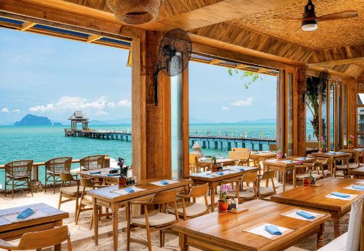 สระว่ายน้ำของ Santhiya Koh Yao Yai มองออกไปเห็นทะเลและเกาะหินปูน
