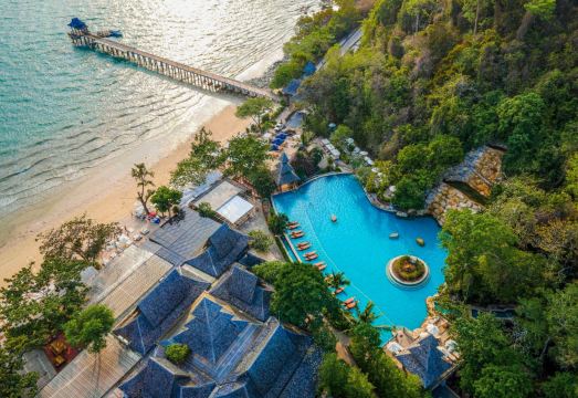 บรรยากาศรีสอร์ต Santhiya Koh Yao Yai บนเนินเขาริมอ่าวยามเย็น