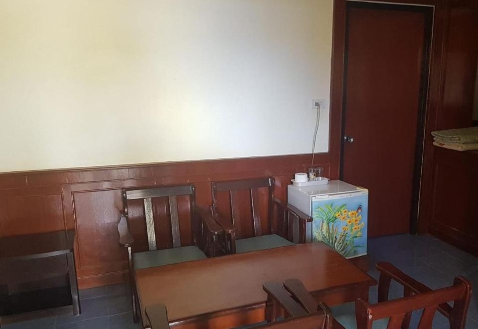 ห้องพักแบบเรียบง่ายของ Thap Lamu Andaman Resort มีแอร์และทีวี