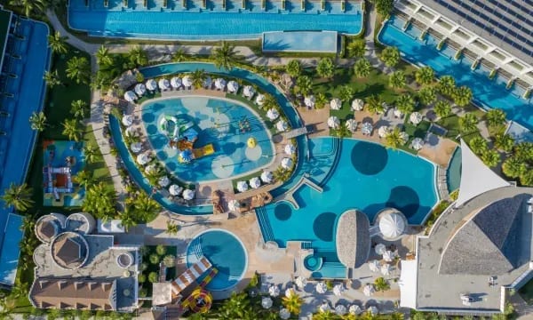 มินิวอเตอร์พาร์กและสระว่ายน้ำของ The Sands Khao Lak by Katathani ติดหาดนางทอง