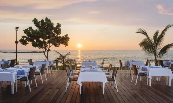 ห้องอาหารและพื้นที่นั่งทานของ The Sands Khao Lak by Katathani บรรยากาศริมสระ