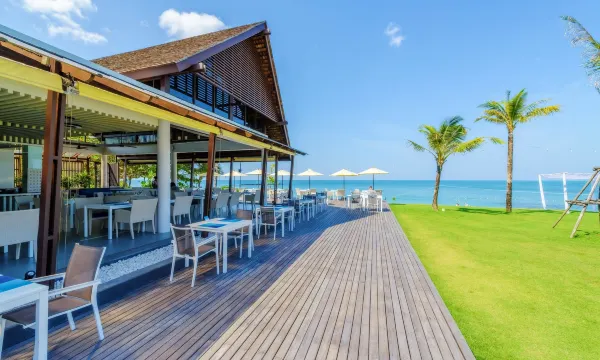 บาร์ของ The Sands Khao Lak by Katathani สำหรับนั่งจิบเครื่องดื่มยามเย็น