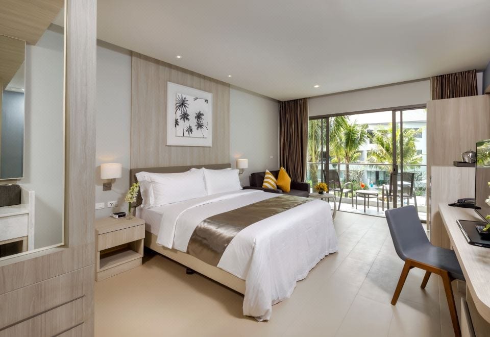 ห้องพักของ X10 Khaolak Resort ตกแต่งโทนสว่างทันสมัย พร้อมระเบียงส่วนตัว