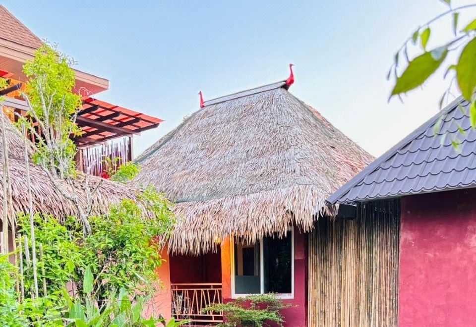 สระว่ายน้ำ infinity ริมคลองของ Canal Village Pakpra พัทลุง มองออกไปเห็นวิวน้ำ