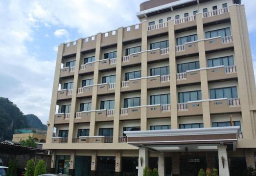 ห้องพักของ The Centris Hotel พัทลุง เตียงนุ่ม โทนสีอบอุ่น พร้อมระเบียงส่วนตัว