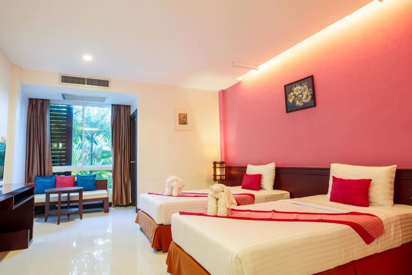 ห้องพักขนาดใหญ่ สะอาด มีระเบียง ของ City Park Hotel พัทลุง