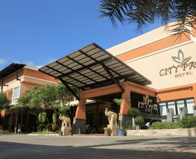 ห้องพักพร้อมทีวีจอแบนและเครื่องปรับอากาศ ของ City Park Hotel พัทลุง