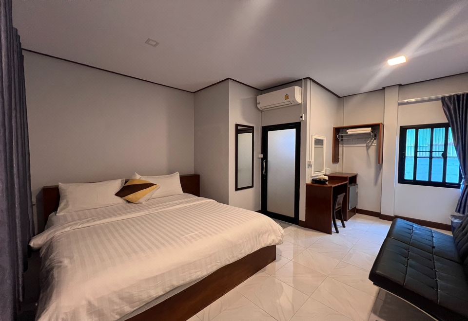 ห้องพักภายในของ Lan Bua Resort พัทลุง ห้องแอร์เตียงใหญ่ สะอาด