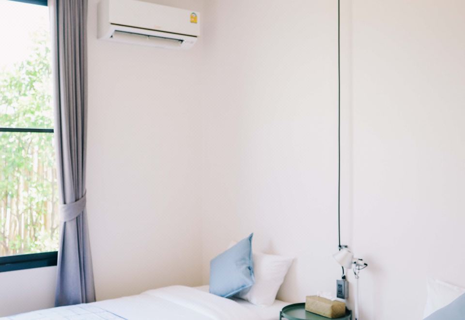 ห้องพักของ Small Town Hostel พัทลุง ตกแต่งสไตล์มินิมอล สะอาด เตียงคู่