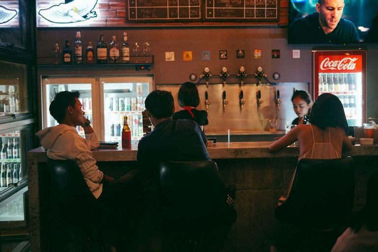 บาร์และร้านอาหารของ Small Town Hostel พัทลุง ที่มีดนตรีสดตอนกลางคืน