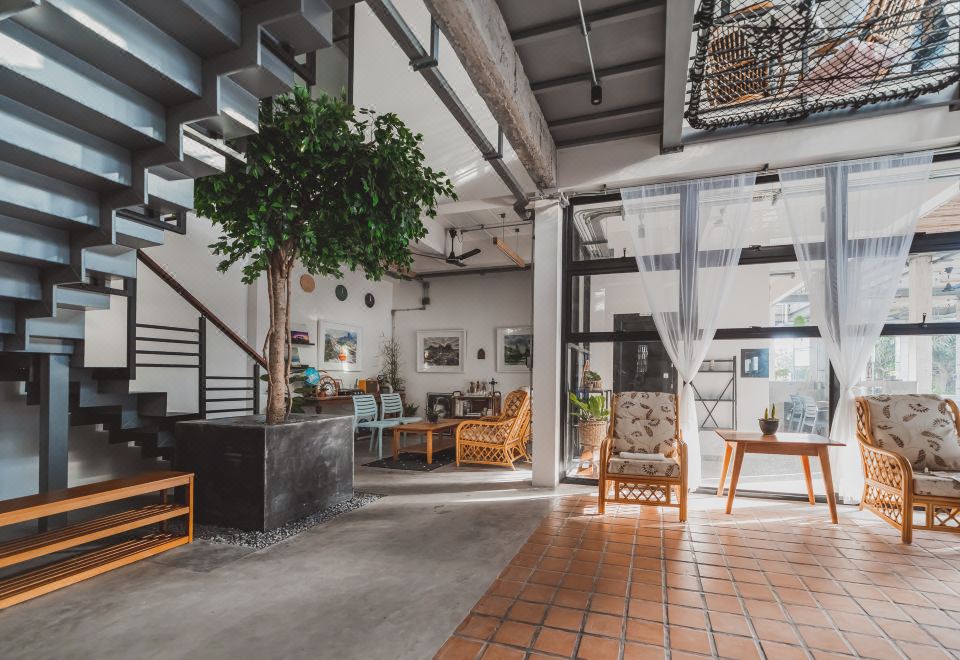 บรรยากาศส่วนกลางและสวนของ Small Town Hostel พัทลุง
