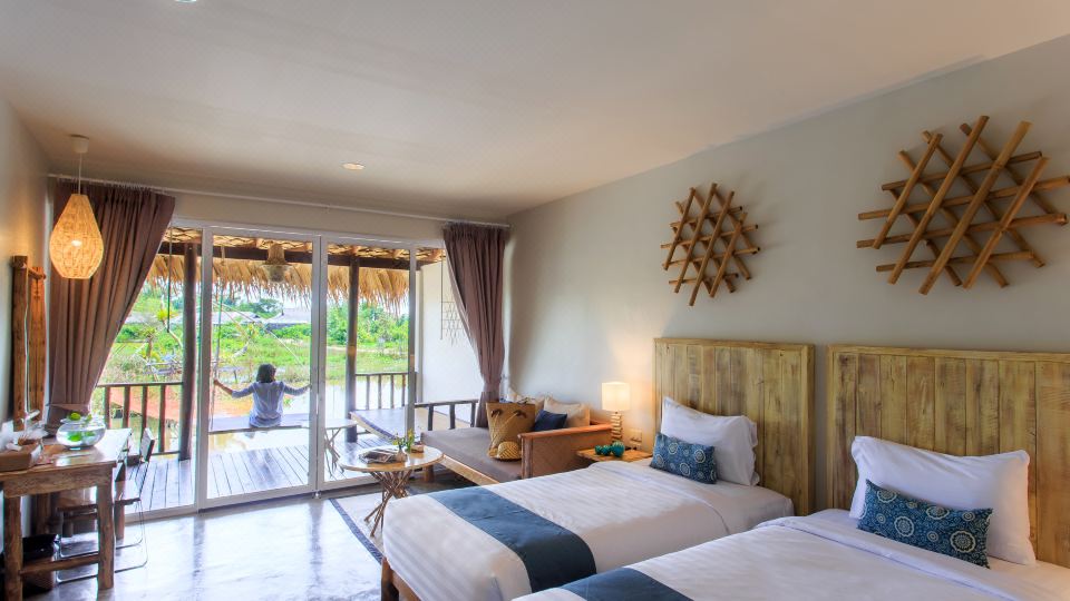 วิลล่าริมน้ำของ Sripakpra Andacura Boutique Resort พัทลุง มองออกไปเห็นทะเลสาบ