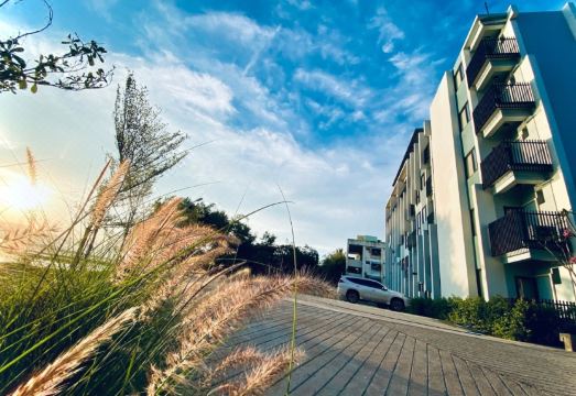 วิวกว๊านพะเยาและภูเขาที่มองเห็นจากห้องพัก ABIZZ Hotel KwanPhayao