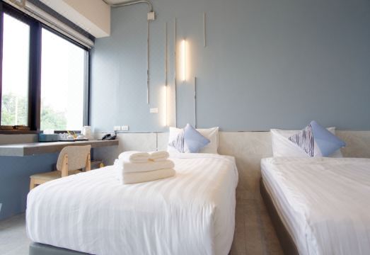 ห้องพักของ ABIZZ Hotel KwanPhayao ตกแต่งเรียบง่าย เตียงนุ่ม สะอาด