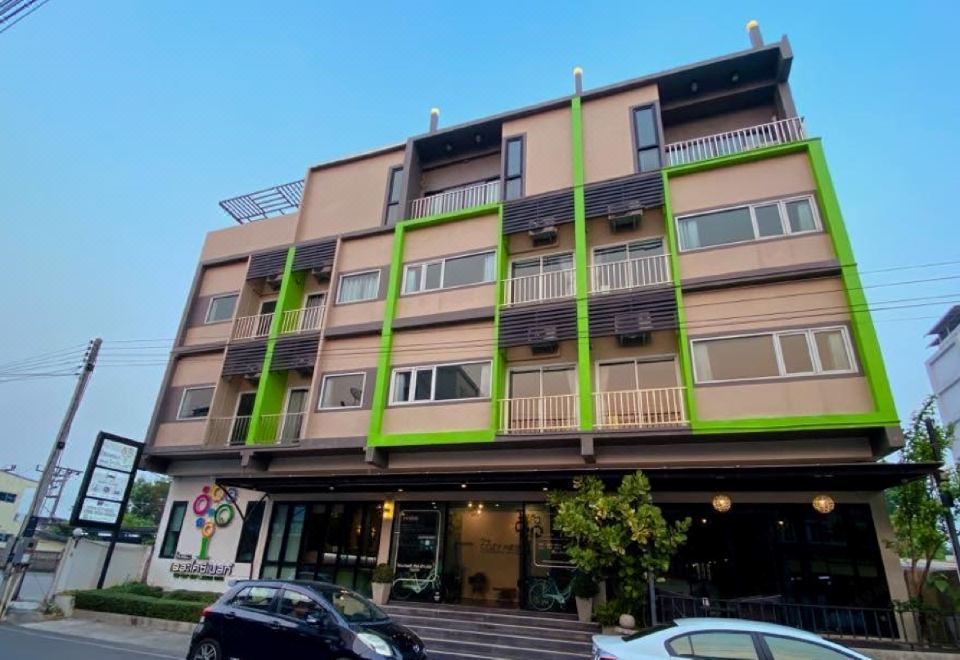 บรรยากาศที่พักและส่วนคาเฟ่ของ The Cozy Nest Boutique Rooms ใกล้กว๊านพะเยา