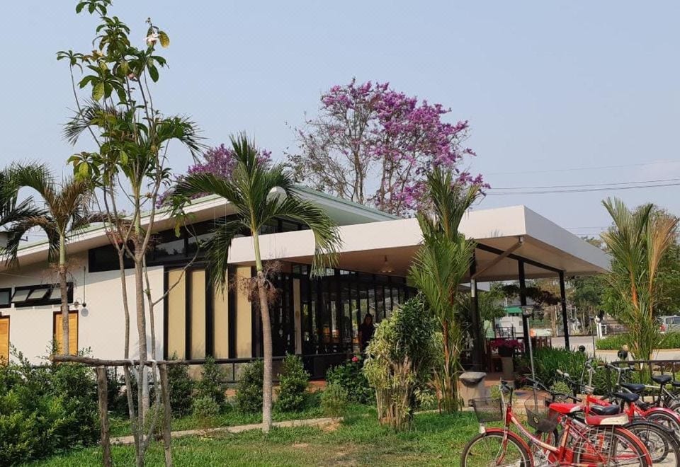 ห้องพักของ DD Garden Home พะเยา ตกแต่งโทนอบอุ่นทันสมัย มีระเบียงมองออกสวน