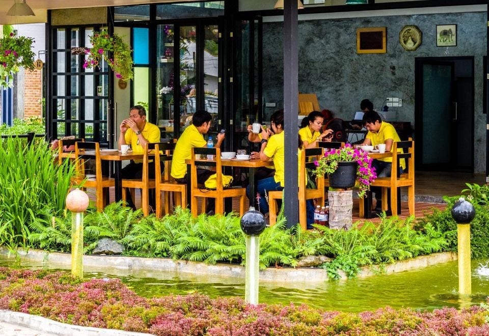 สวนน้ำตกและลำธารจำลองร่มรื่นของ DD Garden Home ริมแม่น้ำอิง พะเยา